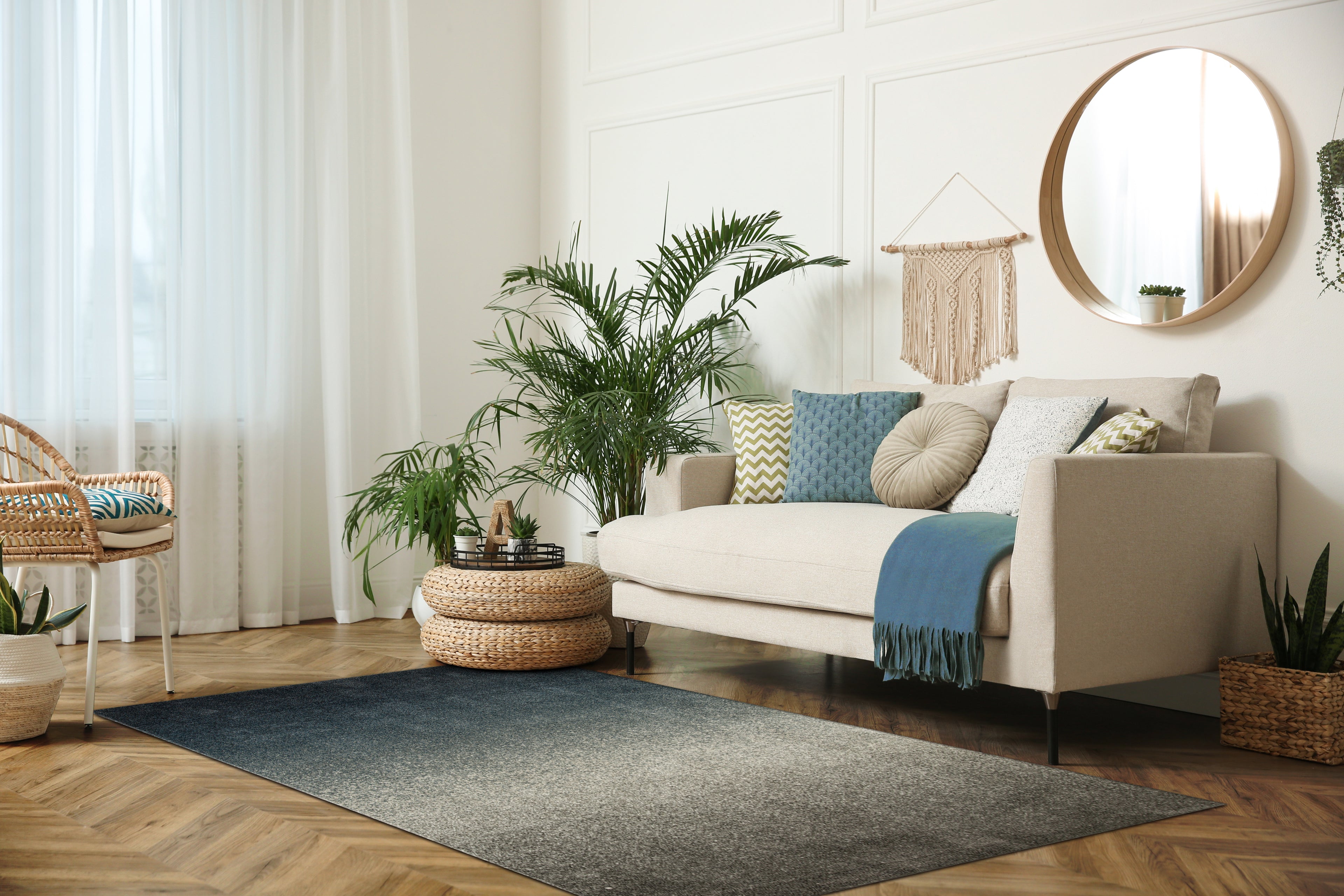 Dark grey to light grey ombre wool rug with speckled texture