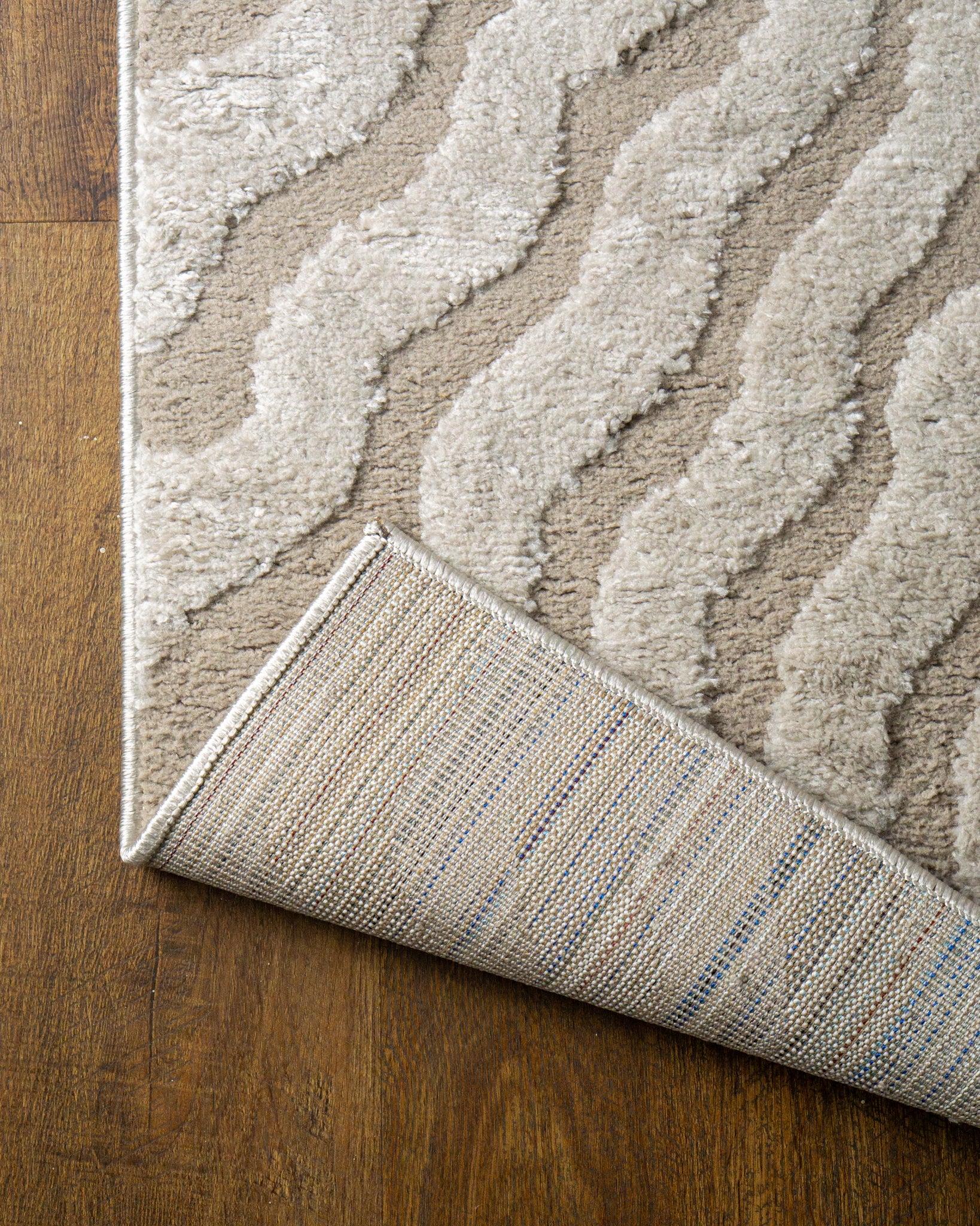 Beige and cream wavy geometric pattern rug with radiating sunburst design