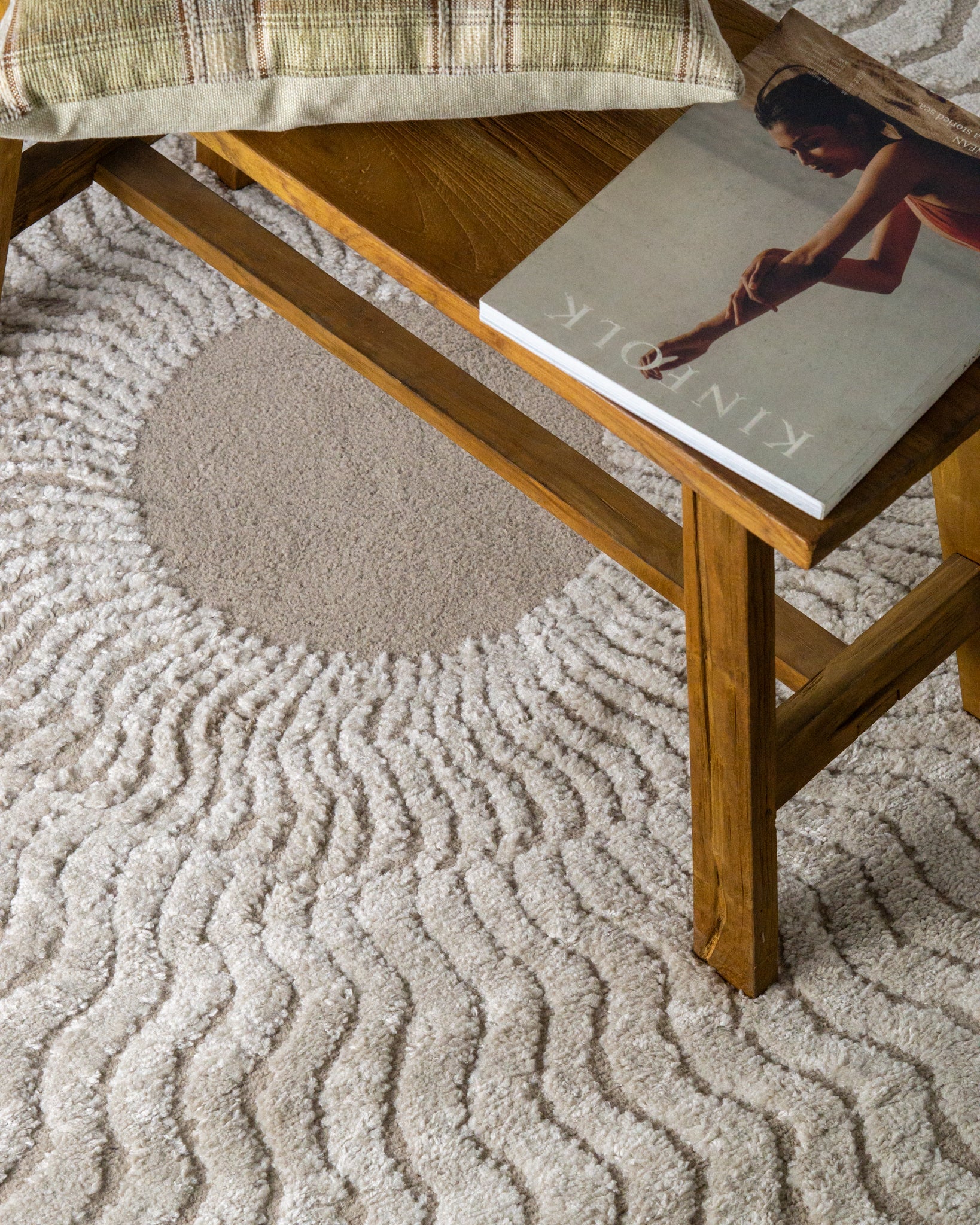 Beige and cream wavy geometric pattern rug with radiating sunburst design