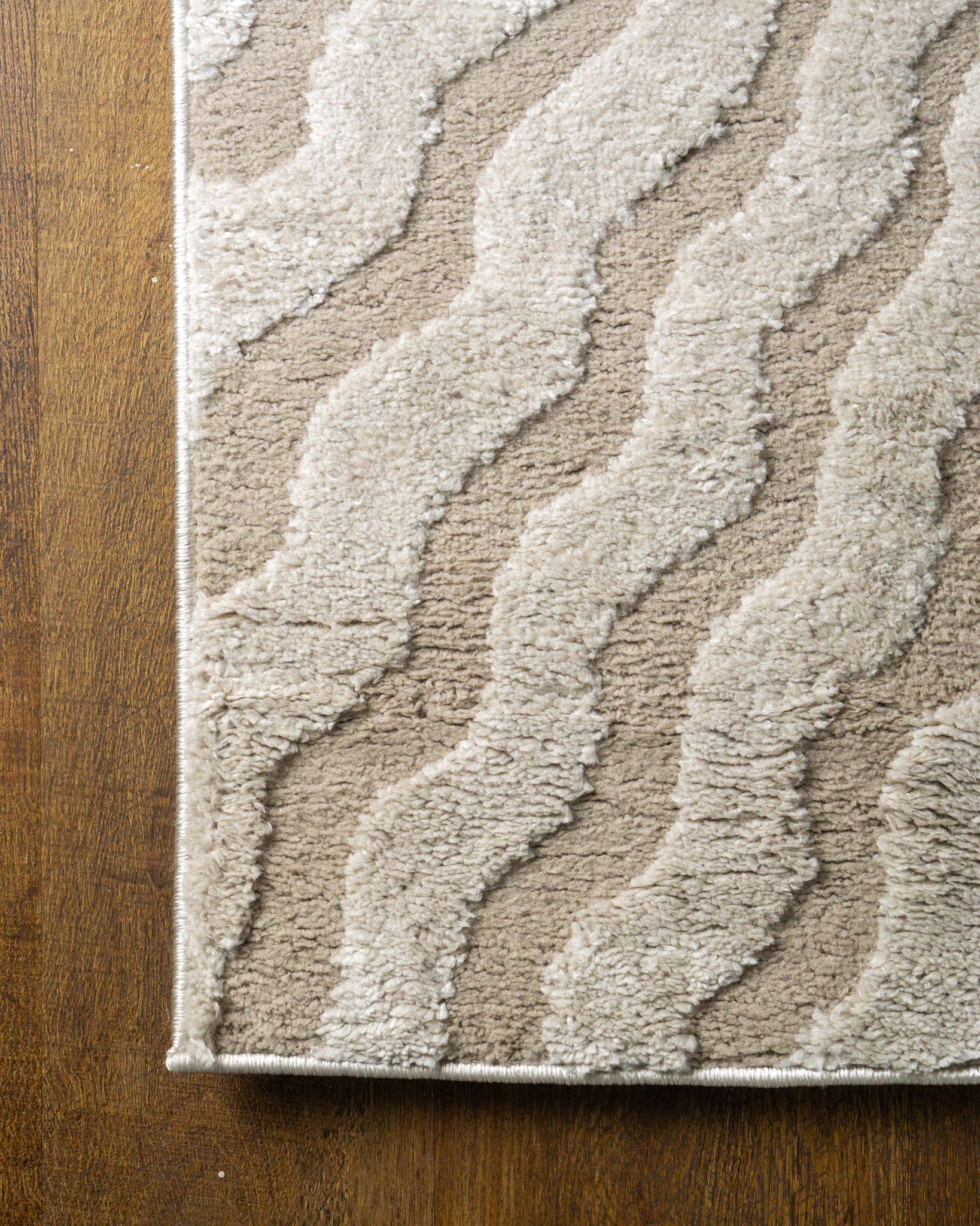 Beige and cream wavy geometric pattern rug with radiating sunburst design