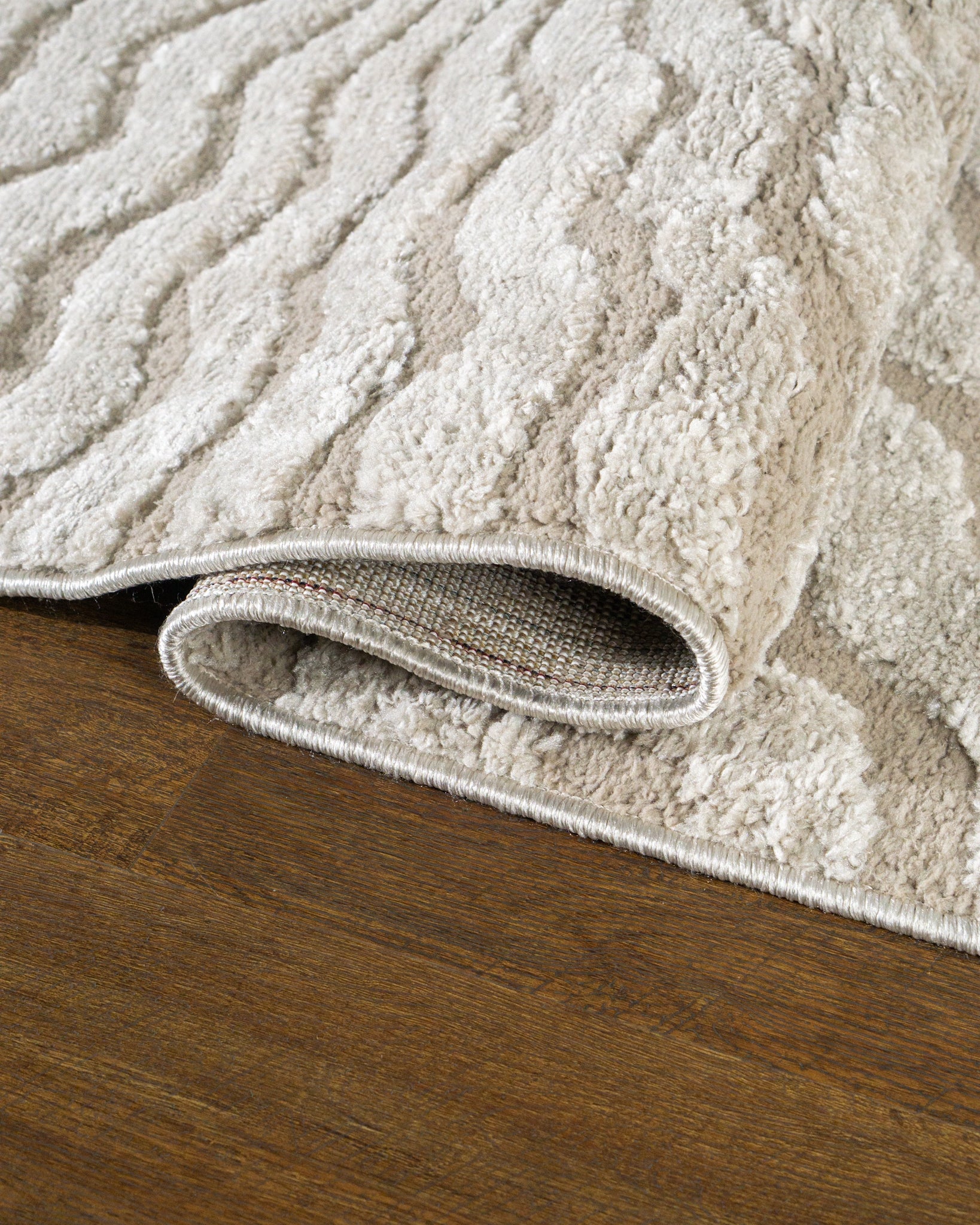Beige and cream wavy geometric pattern rug with radiating sunburst design