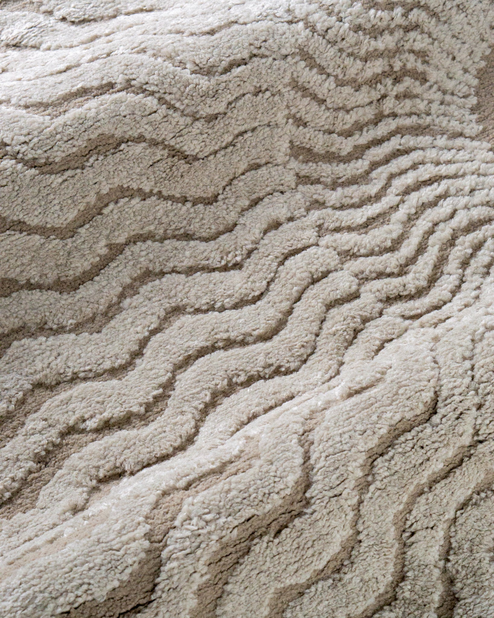 Beige and cream wavy geometric pattern rug with radiating sunburst design