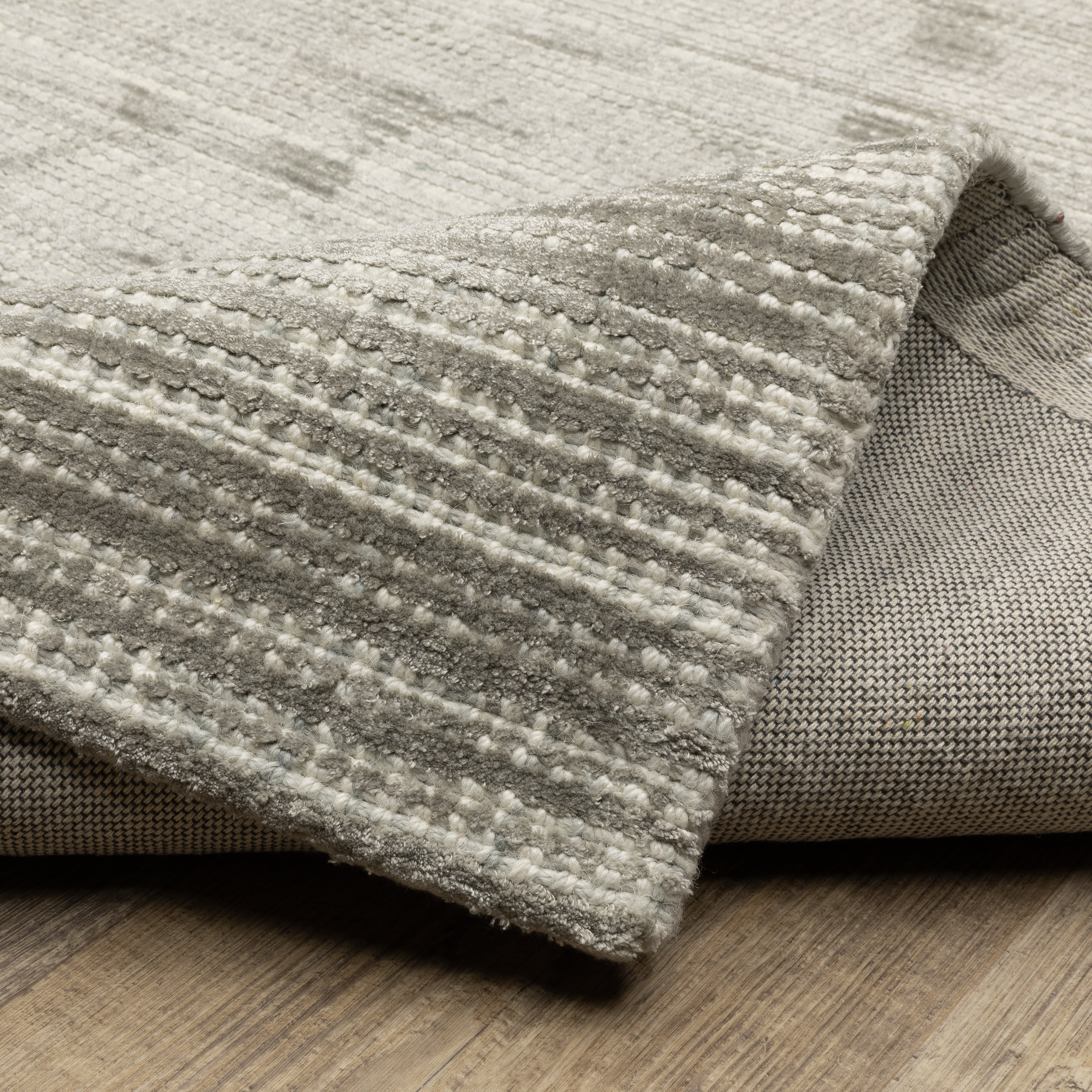 Neutral striped rug with horizontal lines in beige and gray tones